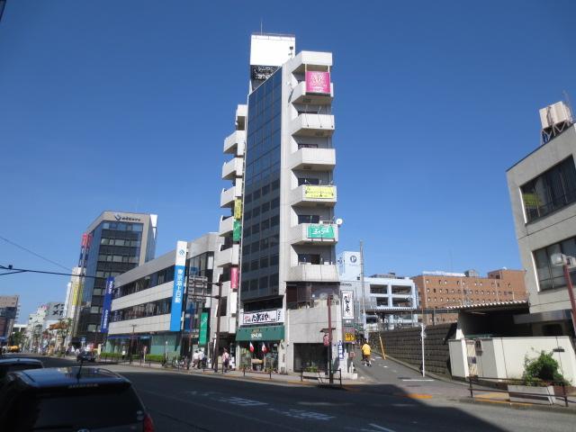 小田急線の町田駅西口を出てみずほ銀行の先、イタリアンレストランが1階にある白いビルの4階です。