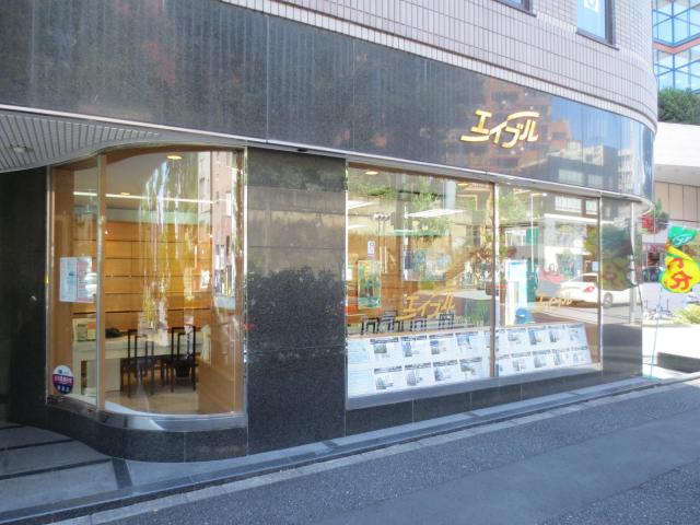 1階路面でガラス張りの当店は店内は明るく開放的な店舗です。