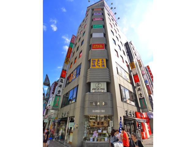 JR上野駅中央改札を出て正面(マルイ）を右へ。中央通り沿いABAB隣のビル（1F和菓子屋さん）6階。
