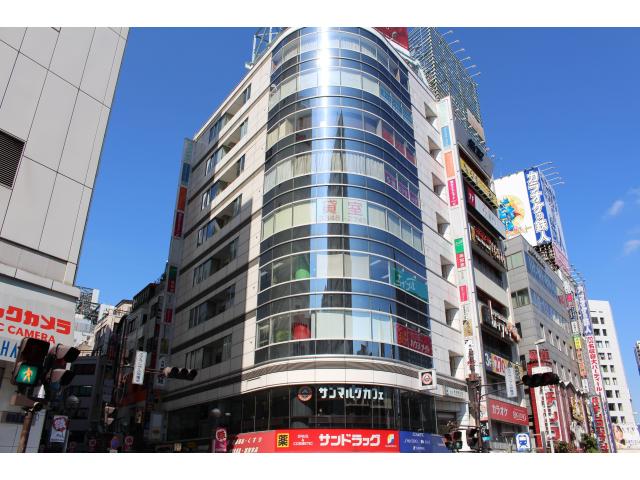 新宿西口駅直結！小田急ハルク（ビックカメラさん）隣、２階にサンマルクカフェさんがあるビルの４階です。