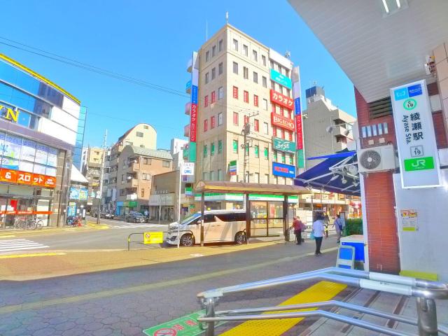 綾瀬駅西口改札出て、目の前のビル３階にエイブル綾瀬店になります。