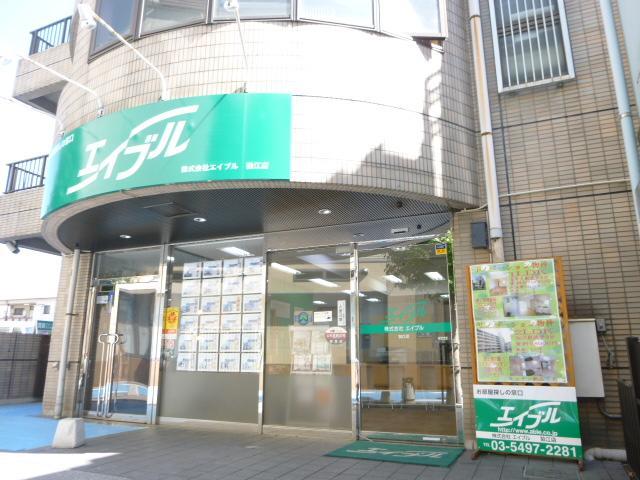 エイブル狛江店の店舗写真です。店舗は１階になります。小田急線狛江駅から徒歩１分と大変便利です。