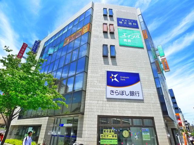 葛西駅改札を出て左、徒歩1分です。1階に東京都民銀行の入っているビル4階になります。