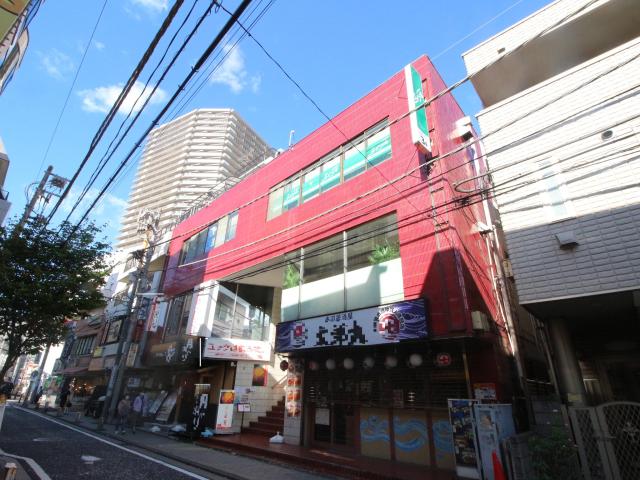 西口から鎌倉街道を渡り、Camio左側アーケードを抜け左折。20メートル先左側に当店がございます。