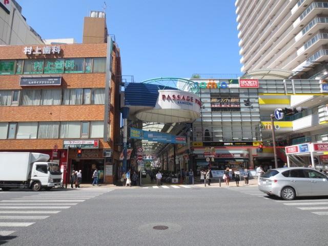 道案内②・鎌倉街道の反対側には複合施設のCamio（カミオ）が見えます