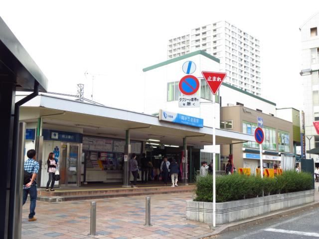 新宿まで20分とアクセスがよく非常に人気の高い向ヶ丘遊園駅の南口です。