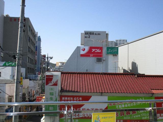駅から20秒南武線から小田急線への乗り換え連絡口から看板見えます。