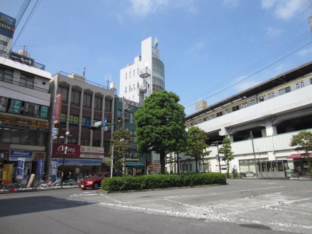 武蔵新城駅改札を出て右（みぎ）へ、南口バスロ−タリ—です。
