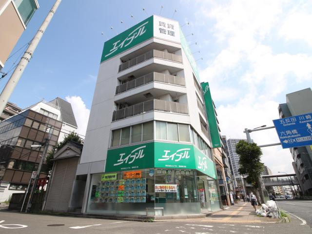 東神奈川駅西口からミスタードーナツ側を道なりに歩いて来て下さい。50ｍ程で1階に店舗がございます。