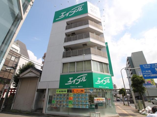 東神奈川駅西口からミスタードーナツ側を道なりに歩いて来て下さい。50ｍ程で1階に店舗がございます。