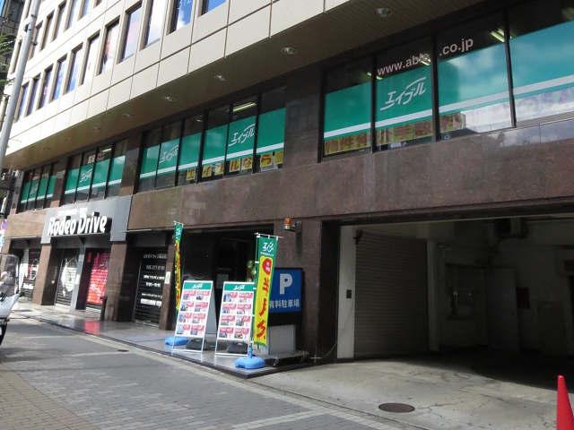 横浜西口にあります横浜ビブレの裏側のバス通り沿いにございます。