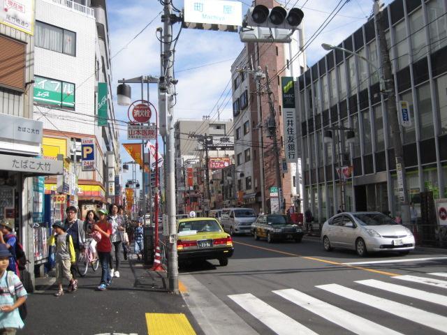 店舗の前が尾竹橋通り商店街です。