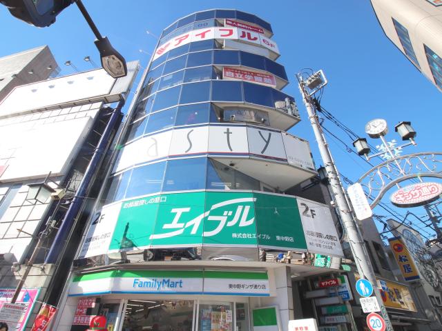 JR東中野駅西口を出てすぐです。