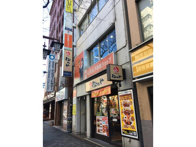 中野通りに面した清潔感のある店舗です。