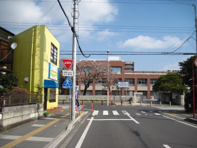 茨城大学正門前の店舗です。