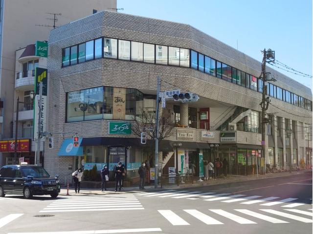 JR中央線「豊田」駅北口徒歩２分の角。三井住友銀行の３階にある店舗です。
