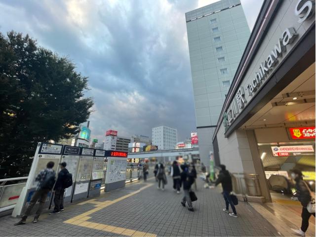 立川駅南口を出て右に曲がります。多摩モノレールが見えます。